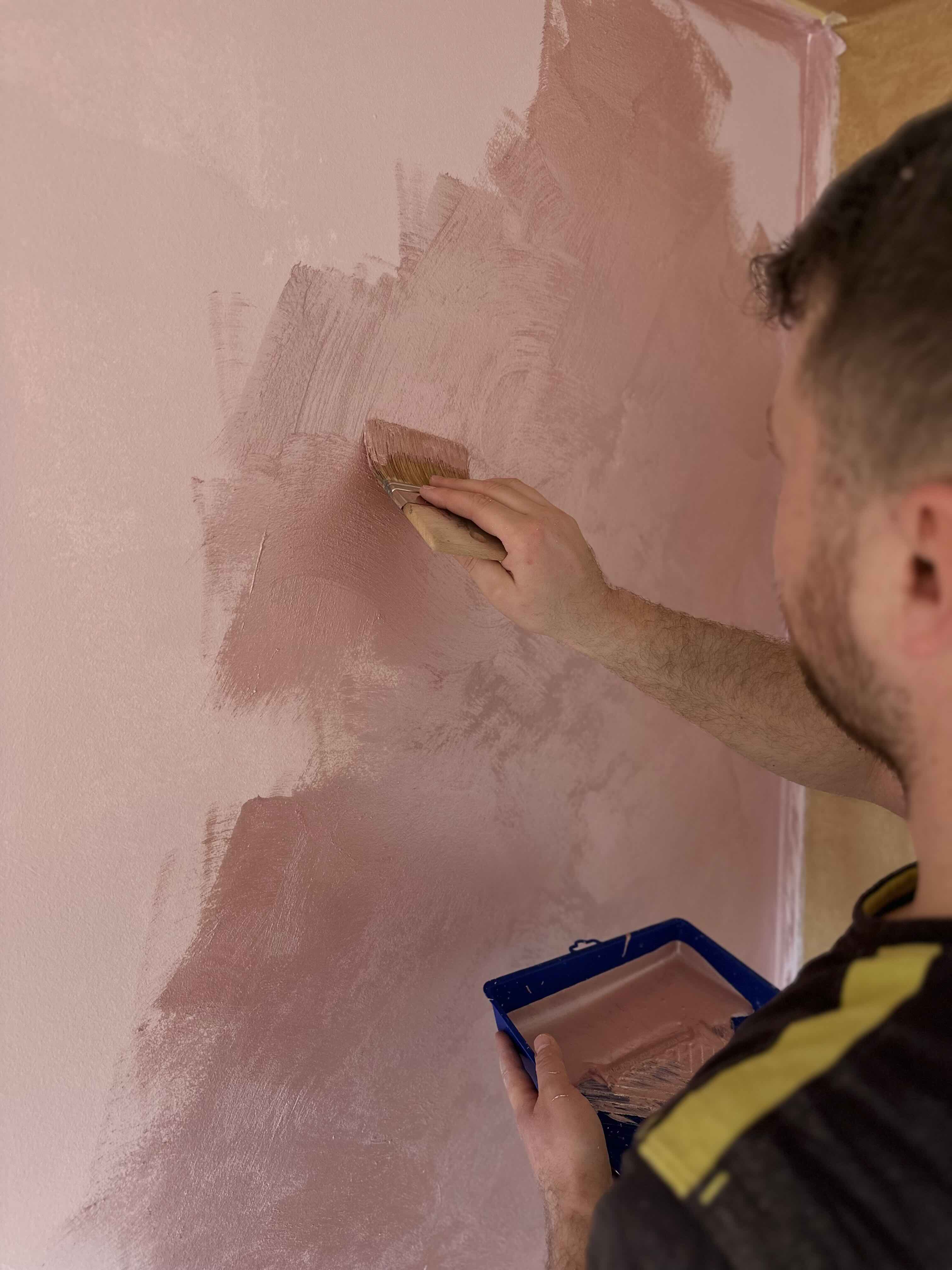 Profesionalno krečenje zida četkom